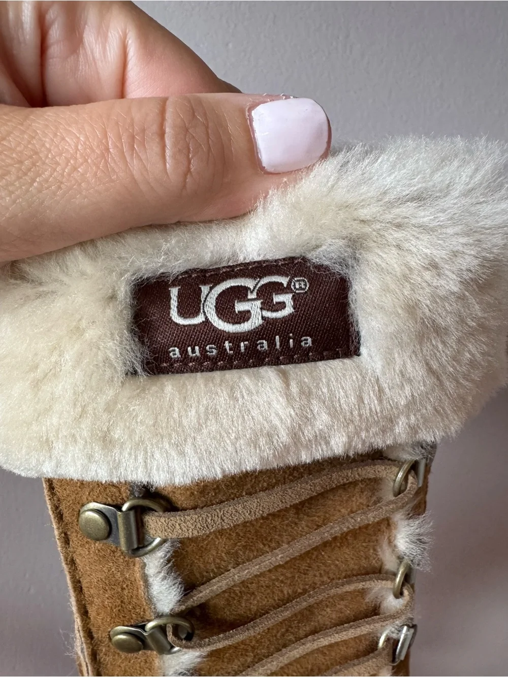 UGG Women’s Igloo Suede Sheepskin Shearling Lined Gloves Chestnut Size Small
